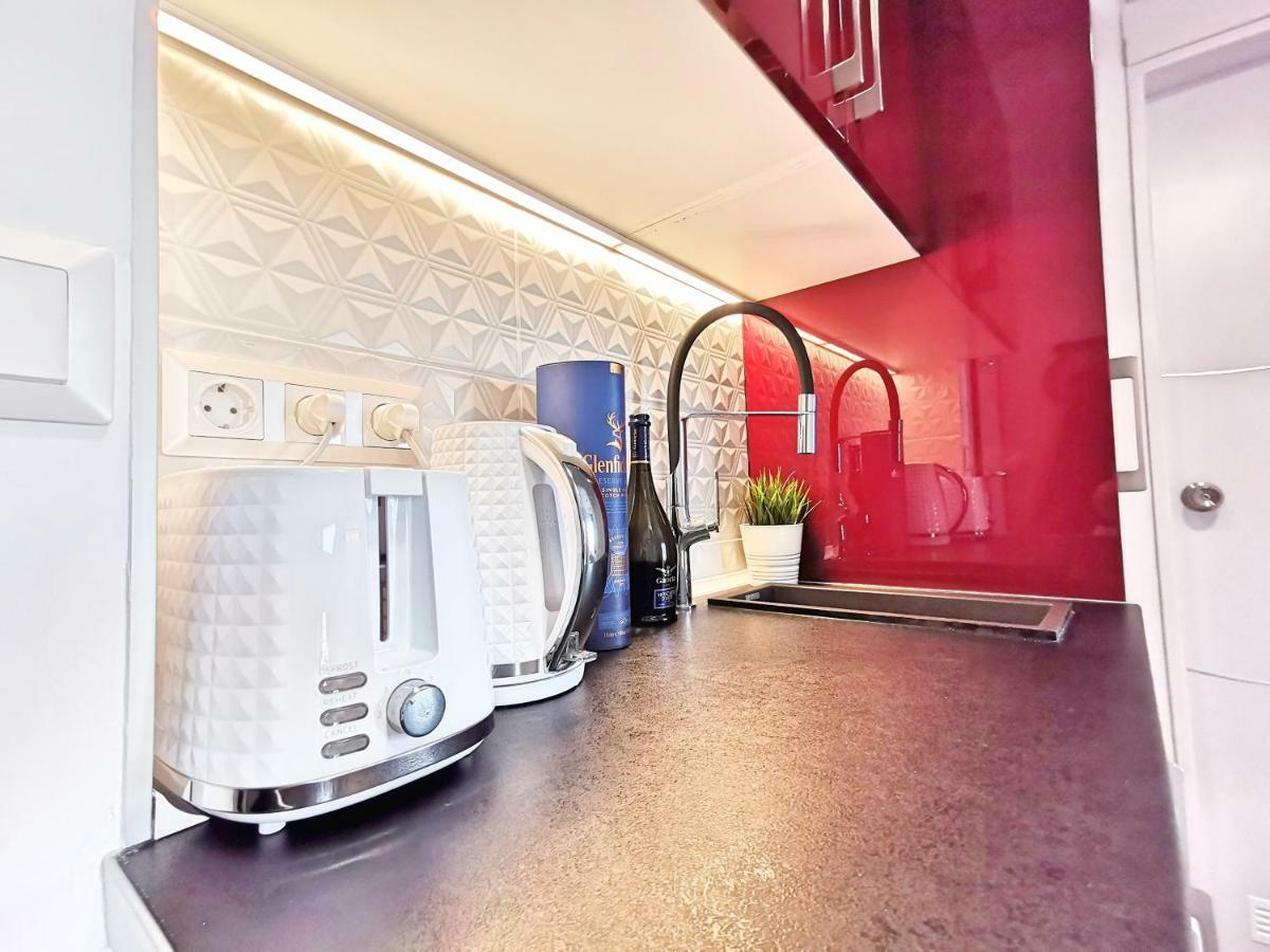 Pure Bliss Luxury Beachfront Apartment With Panoramic Sea Views, Electric Bbq, Gym Equipment And More Агия Триас Екстериор снимка